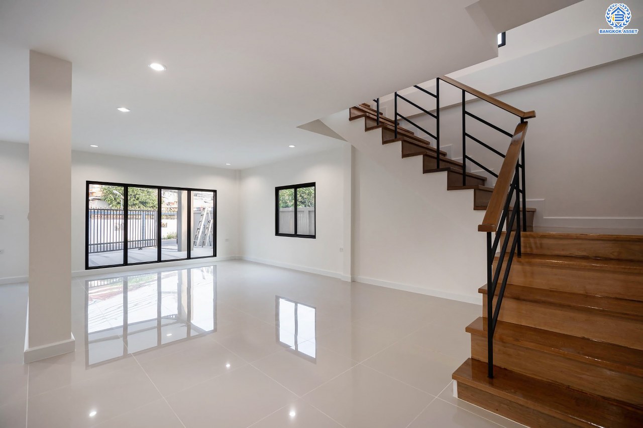 บ้านมือสองตกแต่งใหม่ โครงการ บูรพาวิลล่า3 บรมราชชนนี เนื้อที่ 60 ตร.ว. ฟังก์ชันครบ 4 ห้องนอน 3 ห้องน้ำ 1 ห้องอเนกประสงค์ 2 ที่จอดรถ บ้านสวยสภาพดี พร้อมเข้าอยู่ บนทำเลศักยภาพเข้า-ออกได้หลายเส้นทาง ใกล้รถไฟฟ้าสายสีน้ำเงิน "สถานีไฟฉาย" และทางด่วน "ศรีรัช"